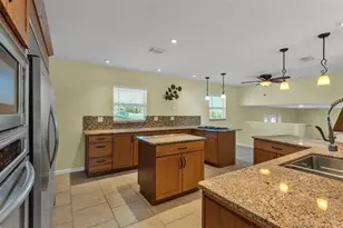 1203 Brandon Lakes Cir, Valrico, FL 33594 - Photo 7