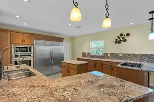 1203 Brandon Lakes Cir, Valrico, FL 33594 - Photo 9