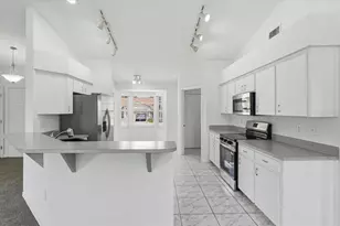 3221 Merlot Dr, Lakeland, FL 33811 - Photo 9