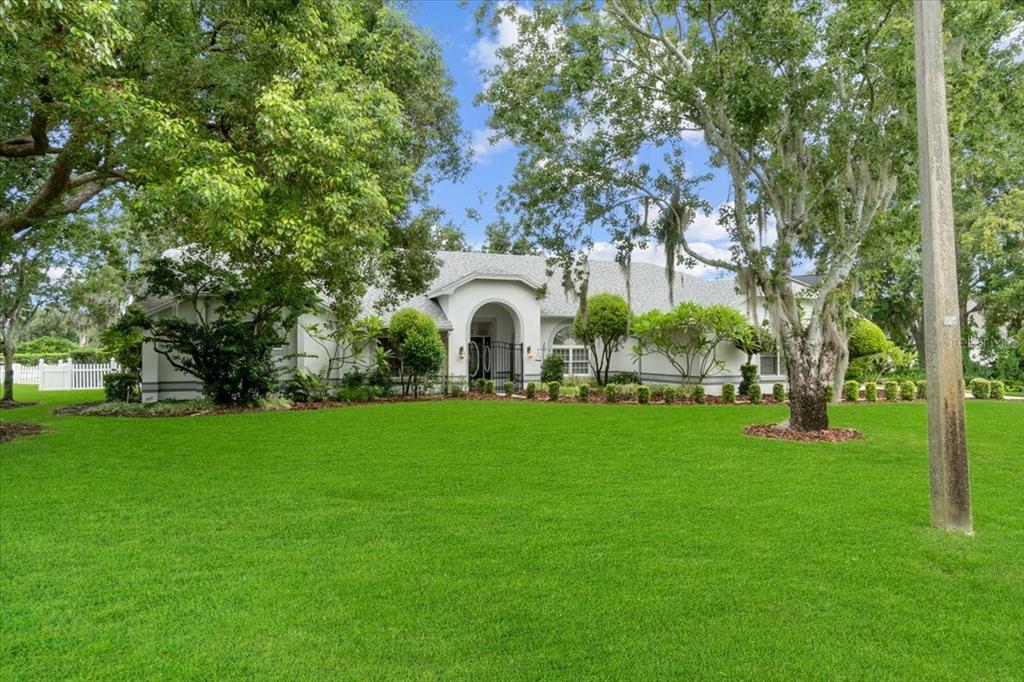 725 Heritage Dr NE - 725 Heritage Dr NE, Winter Haven, FL 33881 Luxury Property | Jose Angel Pina