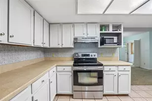 6540 Foxmoor Dr, Zephyrhills, FL 33542 - Photo 23