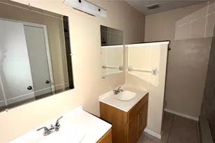 215 E Hibiscus Dr, Lakeland, FL 33803 - Photo 9