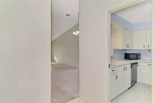 607 Ironwood Cir, Venice, FL 34292 - Photo 5