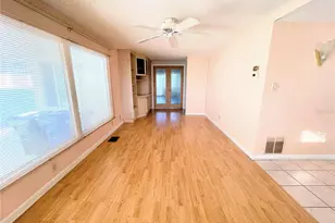 863 S Green Cir, Venice, FL 34285 - Photo 9