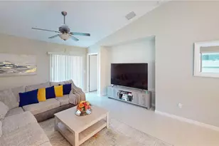 421 Royal Empress Dr, Ruskin, FL 33570 - Photo 9