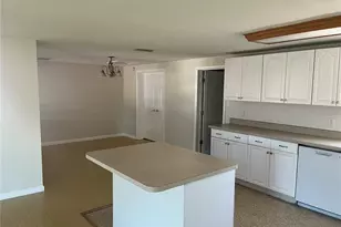 142 Sandhurst Dr, Venice, FL 34293 - Photo 3