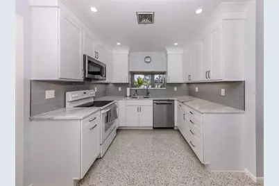 825 Nokomis Avenue S, Venice, FL 34285 - Photo 11