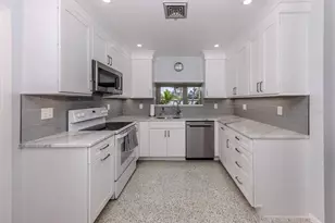 825 Nokomis Ave S, Venice, FL 34285 - Photo 11