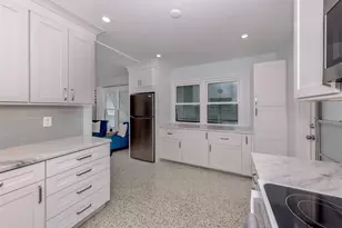 825 Nokomis Ave S, Venice, FL 34285 - Photo 13