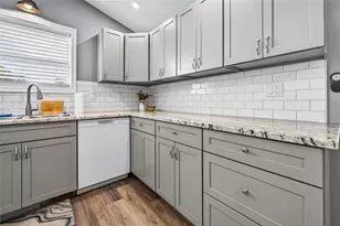 204 Crown Point Dr, Nokomis, FL 34275 - Photo 21