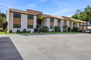 2756 Clubhouse Dr, Sarasota, FL 34232 - Photo 3