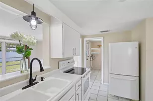 681 Palmetto Dr, Venice, FL 34293 - Photo 9