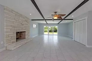 908 Villas Dr, Venice, FL 34285 - Photo 5