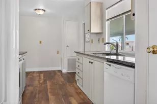 498 Longwood Dr, Venice, FL 34285 - Photo 9