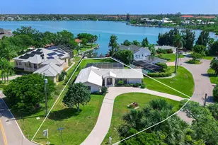 396 Bayshore Dr, Venice, FL 34285 - Photo 1