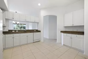 703 Triano Cir, Venice, FL 34292 - Photo 3