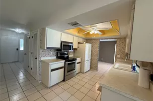 386 Pineview Dr, Venice, FL 34293 - Photo 7