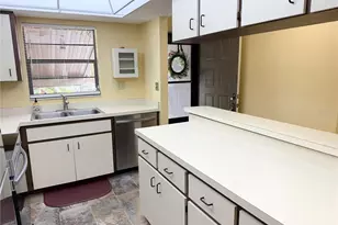 937 Capri Isles Blvd, Venice, FL 34292 - Photo 5