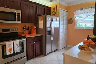 756 Village Cir, Venice, FL 34292 - Photo 7
