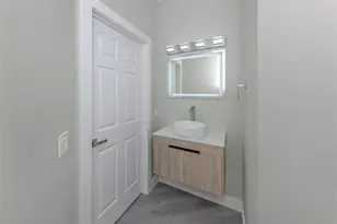 3941 Yellowstone Cir, Sarasota, FL 34233 - Photo 11