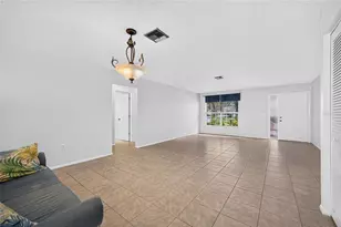 4206 Oakhurst Cir E, Sarasota, FL 34233 - Photo 17
