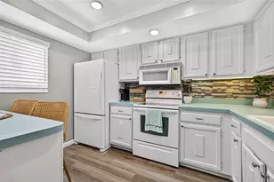 995 La Guna Dr, Venice, FL 34285 - Photo 11