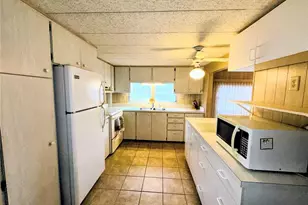 864 S Green Cir, Venice, FL 34285 - Photo 5
