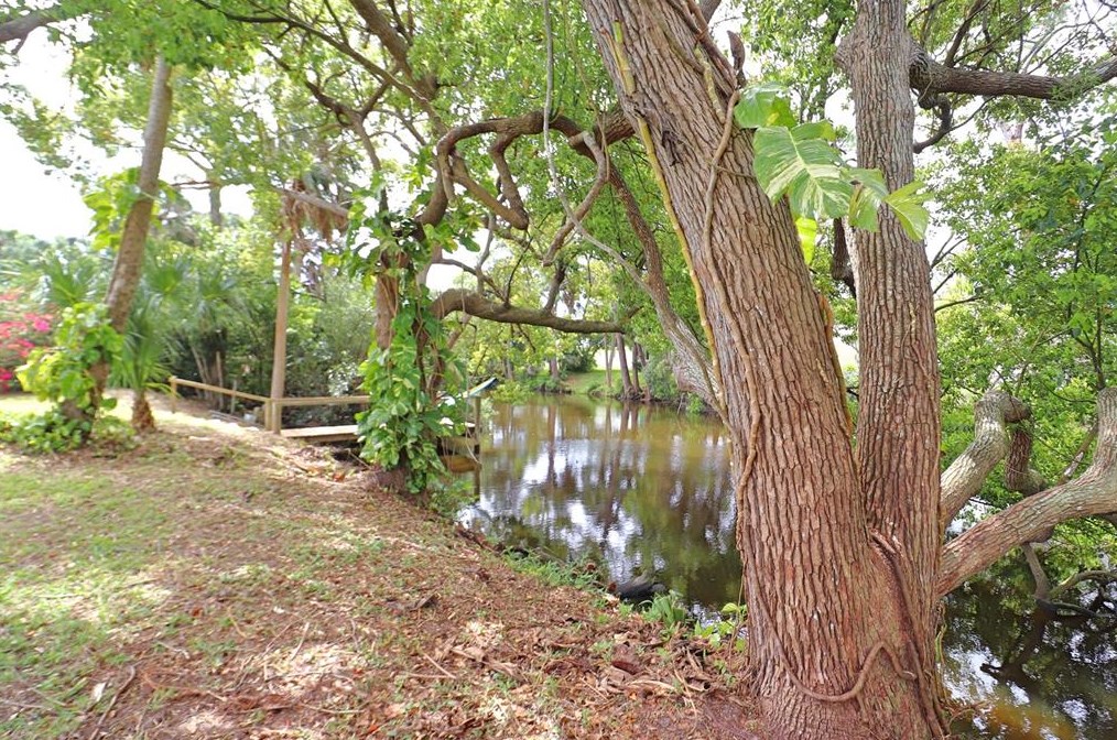 818 Fairway Dr, New Smyrna FL  32168-6117 exterior