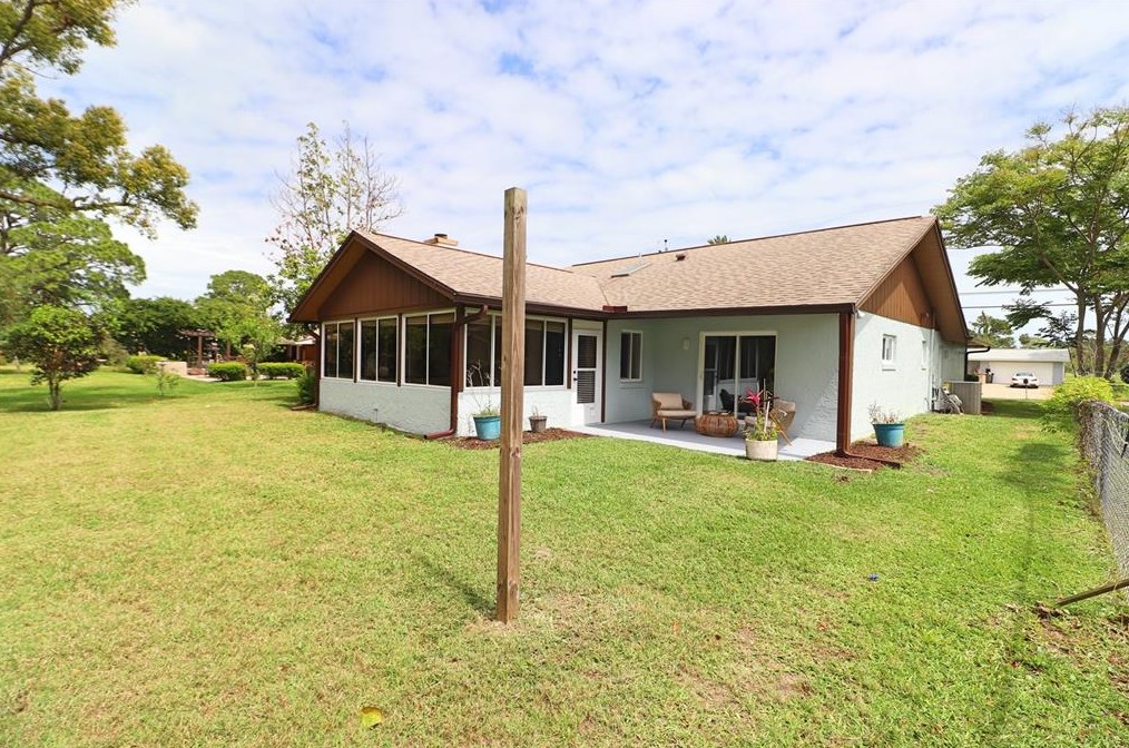 818 Fairway Dr, New Smyrna FL  32168-6117 exterior