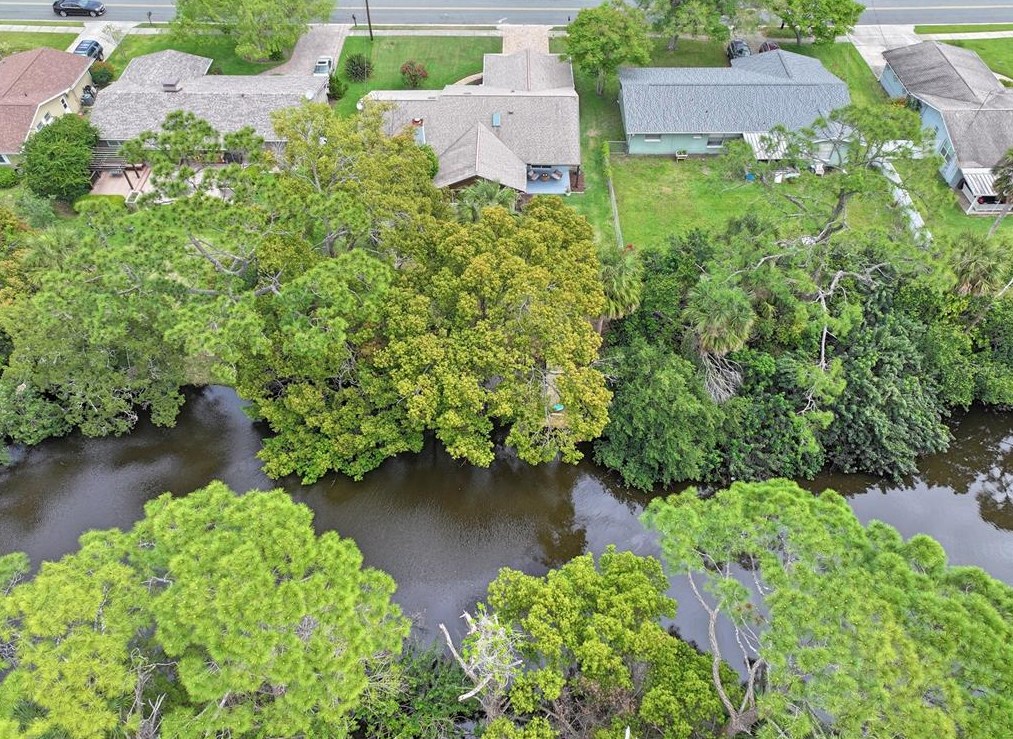 818 Fairway Dr, New Smyrna FL  32168-6117 exterior