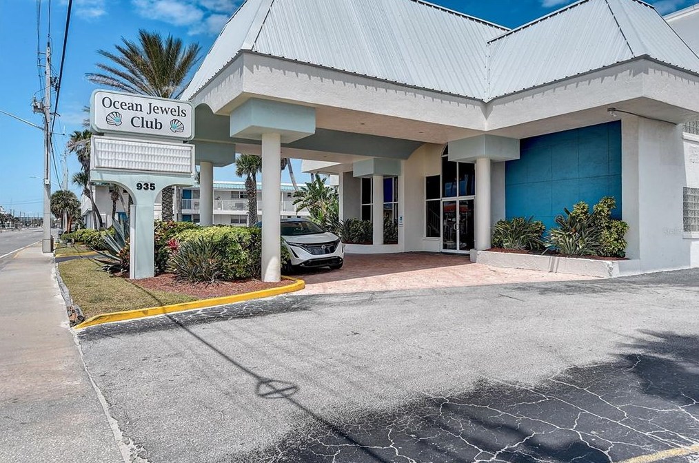 935 Atlantic Ave, Daytona Beach FL 32118-3717 exterior