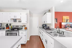 10561 Satinwood Cir, Orlando, FL 32825 - Photo 9