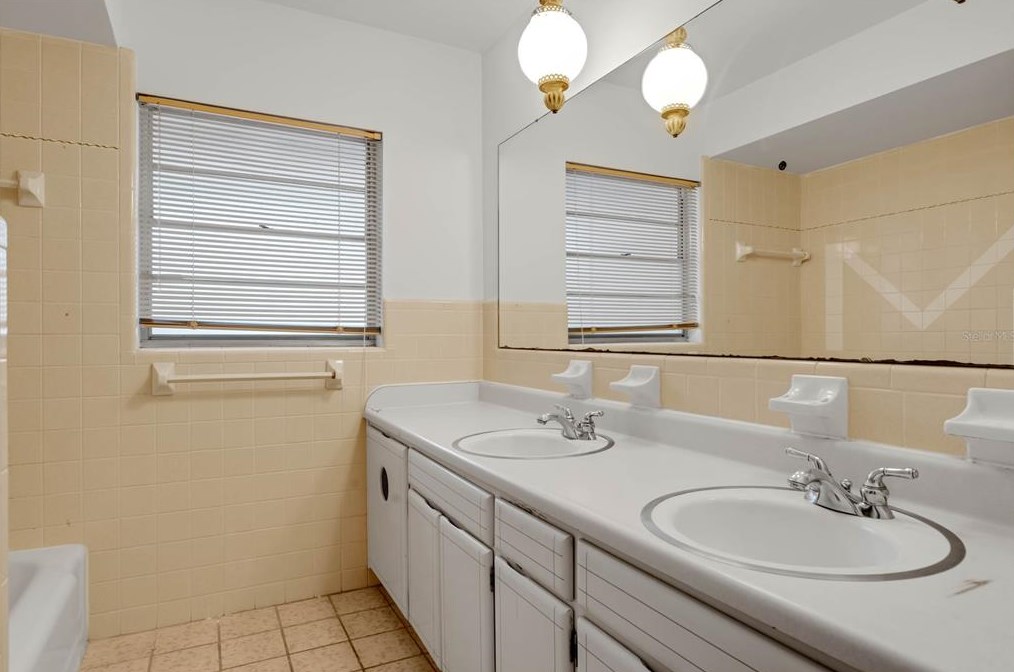 2351 Woodcrest Dr, Winter Park FL  32792-9241 exterior