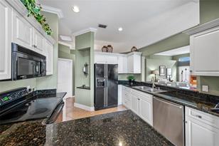 208 Wimbledon Cir - Photo 17