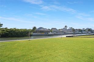 988 Signet Dr, Ruskin, FL 33572