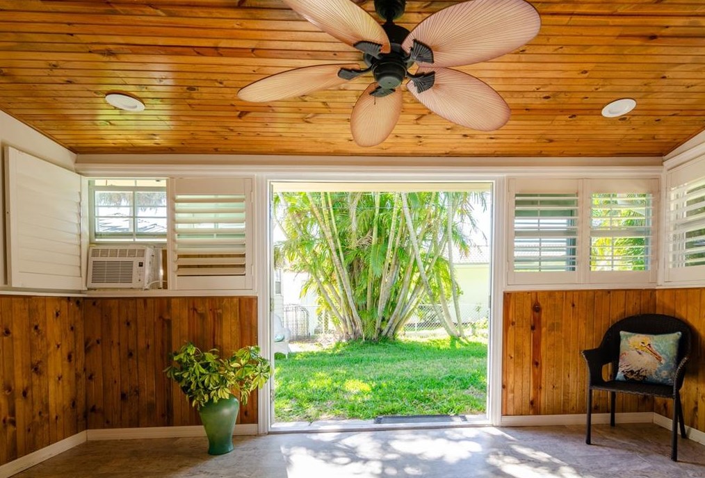 702 Hibiscus Dr, Venice FL  34285-3024 exterior