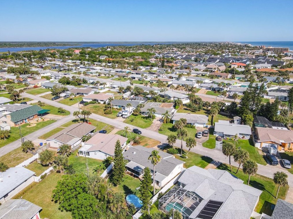 18 Ocean Crst Dr, Ormond Beach FL  32176-3116 exterior