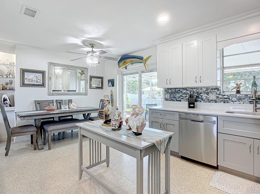 18 Ocean Crst Dr, Ormond Beach FL  32176-3116 exterior