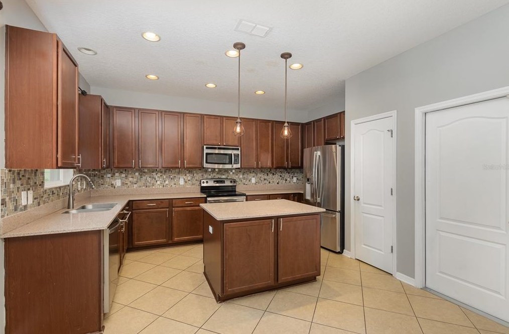 3291 Zander Dr, Grand Island FL  32735-9019 exterior