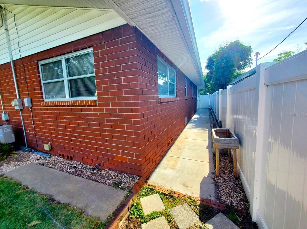 114 Bay St, New Smyrna FL 32168-8104 exterior