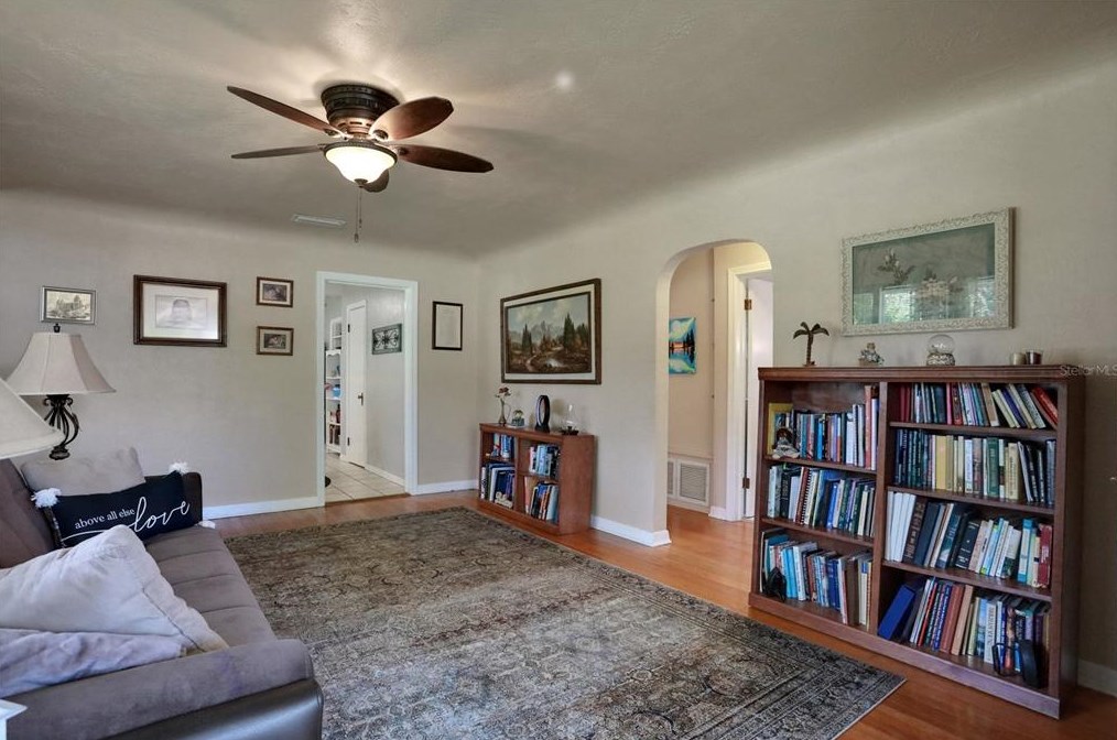 944 Daytona Ave, Daytona Beach FL 32117-3725 exterior