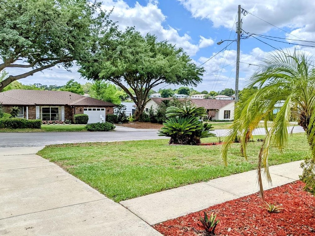 42 Lantana Dr, De Bary FL  32713-2449 exterior