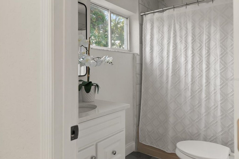 852 Pinewood St, Daytona Beach FL  32117-4574 exterior