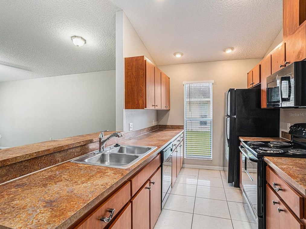 1102 Old Mossy Ct, Plant City FL  33563-6578 exterior