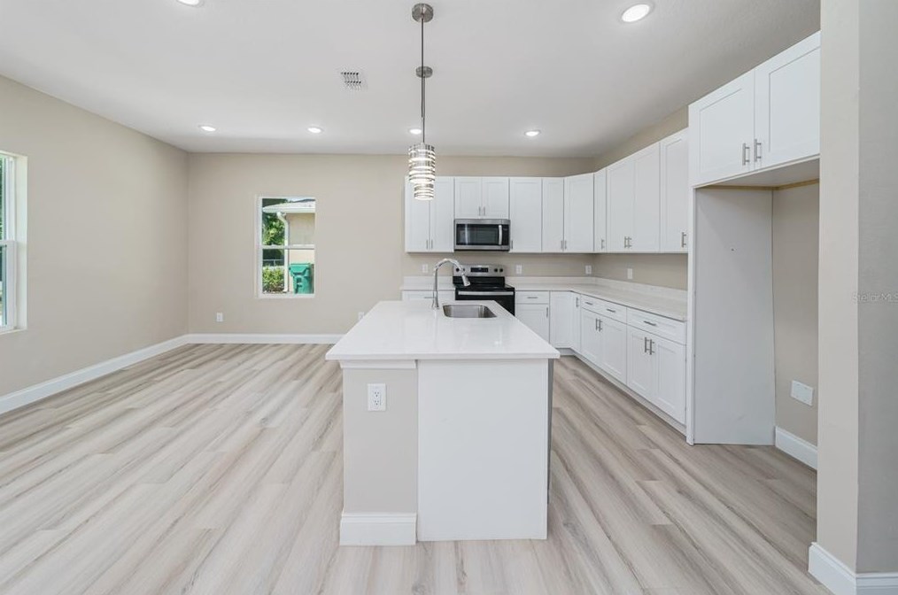 215 Hubbard Ave, Deland FL  32720-6710 exterior