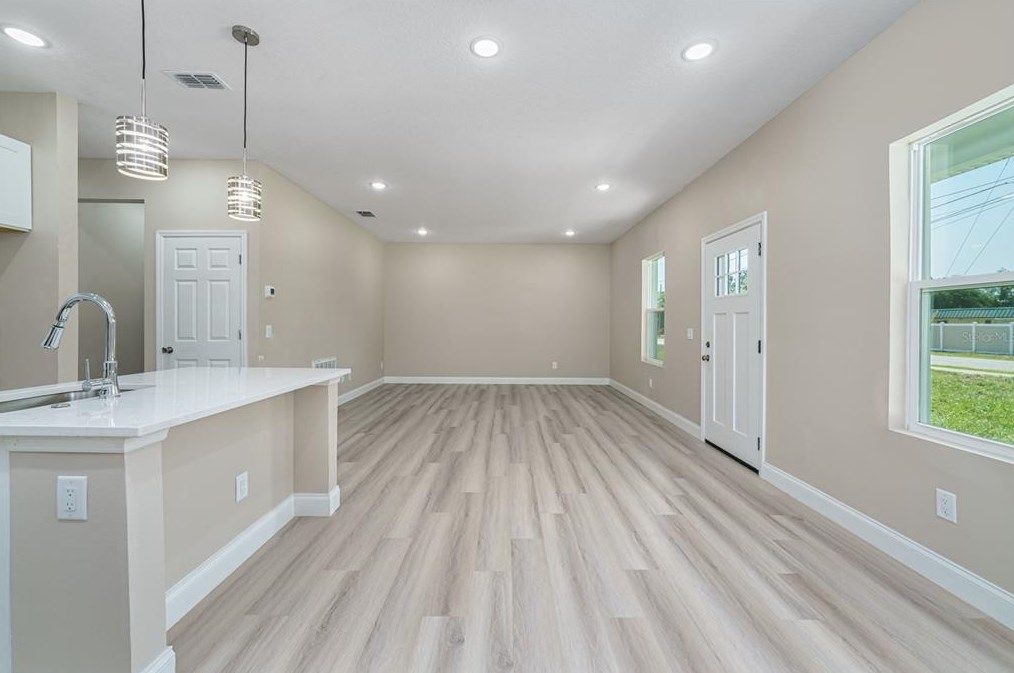 215 Hubbard Ave, Deland FL  32720-6710 exterior