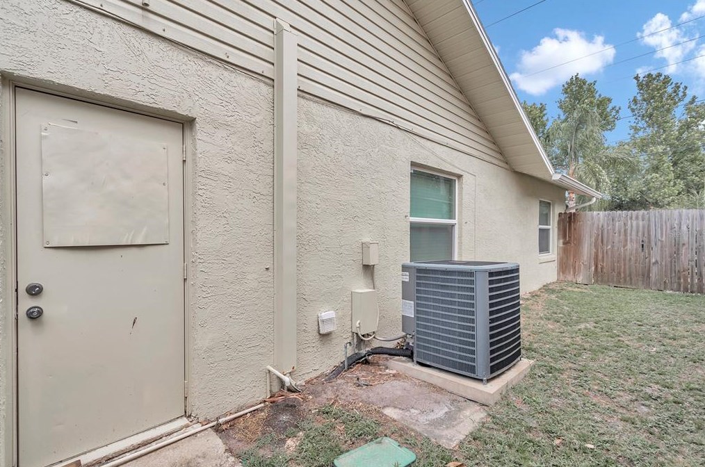 10103 Chesham Dr, Orlando FL  32817-3281 exterior