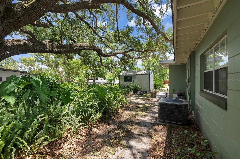 1401 Canberra Ave, Orlando FL  32806-1779 exterior