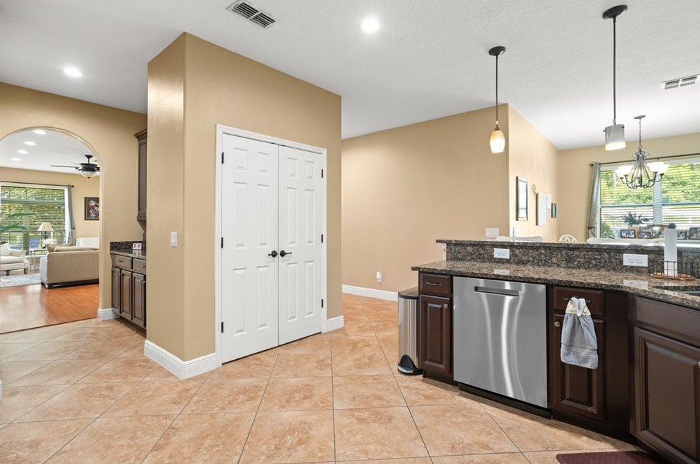 1060 Vinsetta Cir, Winter Garden FL  34787-9625 exterior