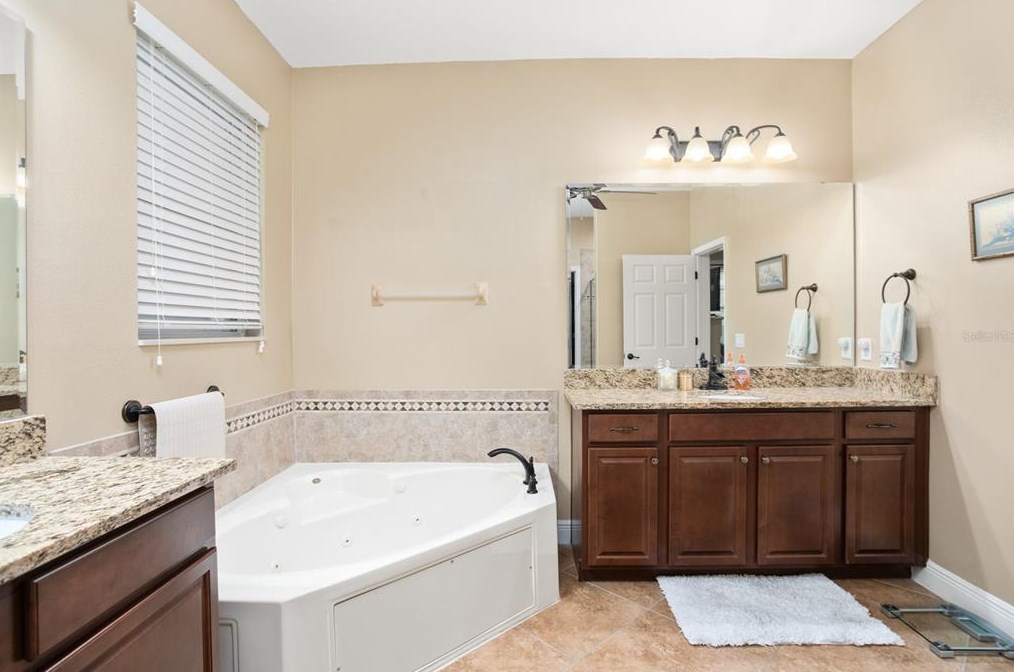 1060 Vinsetta Cir, Winter Garden FL  34787-9625 exterior